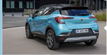  ??  ?? De Captur E-Tech rijdt comfortabe­l, zolang je niet te hard over drempels dendert.