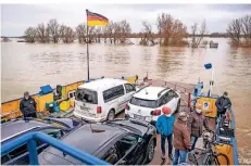  ??  ?? Die Rheinfähre war am Donnerstag trotz des Hochwasser­s noch zwischen Walsum und Orsoy unterwegs.