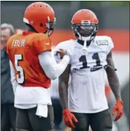  ?? DAVID DERMER— ASSOCIATED PRESS ?? Browns wide receiver Antonio Callaway, right, talks with quarterbac­k Tyrod Taylor during training camp on Aug. 7 in Berea.