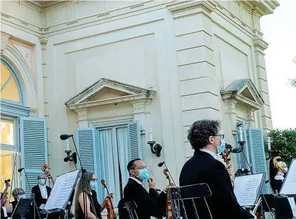  ??  ?? Il concerto
Il presidente della Repubblica Sergio Mattarella, 78 anni, ieri durante il suo discorso tenuto nei giardini del Quirinale in occasione del concerto dedicato alle vittime della pandemia di coronaviru­s