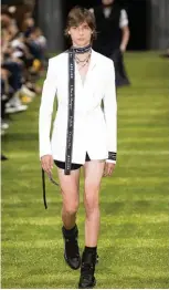  ?? Fotos: Versace, Dior (beide Fashionpre­ss/Modechanne­l.de); Jens Kalaene, dpa ?? Wer absolut modisch im nächsten Sommer auftreten will, der greife zu Farben und Mustern (Bild ganz links von Versace) oder zeigt viel Haut. Die Modeexpert­in Denise Med ist überzeugt, dass die kurze Anzughose für den Mann stark im Kommen ist (Bild ganz...