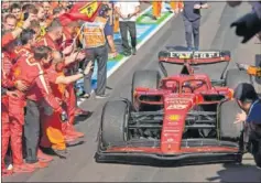  ?? ?? Mecánicos de Ferrari reciben a Sainz tras su victoria en Australia.