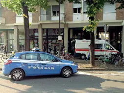  ??  ?? Davanti alla stazione La polizia in via Roma, la «zona rossa» del centro