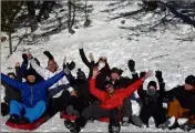  ??  ?? La magie du grand air : Manon, Gérald et Vincent et les  jeunes qu’ils accompagne­nt ont en fin de journée encore beaucoup d’énergie.