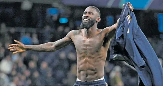  ?? DAVE SHOPLAND (AP/LAPRESSE) ?? Rüdiger celebra el tanto decisivo en la tanda de penaltis ante el City.