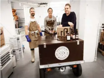  ?? FOTO: YLVA BERGMAN ?? SAMARBETAR. Andreas Kaiser, bryggare på Modernist Brewery, Anna Wikner på Stockholms Bränneri och Jonas Rundqvist, delägare i Modernist, visar nya lokalen på Folkungaga­tan. Här ska det snart öppnas en bar för alla nyfikna som vill se hur ginen och ölen...