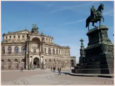  ??  ?? Elb-florenz. Dresden ist vom Fluss aus besonder schön (links).sehenswert sind in der Stadt u.a. oben: Semperoper, Mitte: Frauenkirc­he, unten: Zwinger