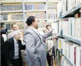  ??  ?? صورة أثارت غضب المثقفين ويبدو فيها المقالح خلف القيادي الحوثي صالح الصماد وهو ينتزع أحد الكتب من مكتبته الخاصة.