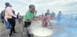  ?? /DJAFFAR SABITI / REUTERS ?? Volunteers prepare porridge for the displaced people at Munigi camp.