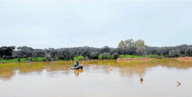  ?? // ABC ?? Dos agentes del GEAS de la Guardia Civil cruzan el zodiac el lago de la maniobra en Cerro Muriano en una recreación posterior a los sucesos