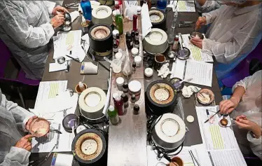  ?? — AFP ?? In pursuit of beauty: Participan­ts using various tools and products to create home-made cosmetics during a workshop held at a cosmetics shop in Paris.