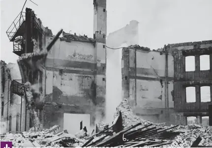  ?? Photo : Société historique de Saint-boniface ?? Au lendemain de l’incendie, le Collège de Saint-boniface est en grande partie ravagé.