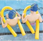  ?? FOTO: DPA. ?? Schwimmen kannst du auch bei einem Kursus im Schwimmbad lernen.