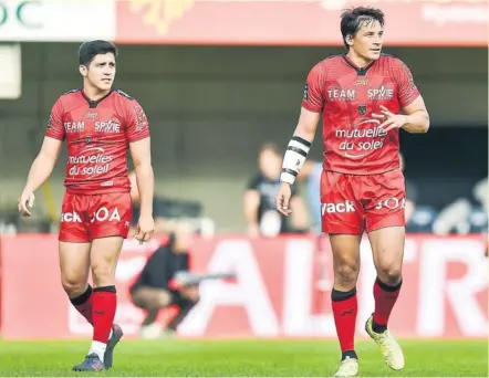  ??  ?? Photo Icon Sport Anthony Belleau et François Trinh-Duc, qui changent sans cesse de poste, manquent de repères alors que la période noire que traverse Toulon en ce moment mériterait davantage de stabilité.