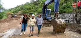  ?? —PHOTO FROM OFFICE OF THE VICE PRESIDENT ?? TRAGIC SITE Vice President Leni Robredo inspects on Wednesday the extent of the damage caused by landslides at Sitio Igot, Barangay Patitinan, Sagñay, Camarines Sur.