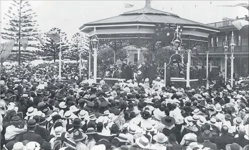  ?? CREDIT: COLLECTION OF HAWKE’S BAY MUSEUMS TRUST, RUAWHARO TA¯-U¯-RANGI, 5156 ?? Armistice Day celebrator­y speeches on November 14, 1918 at the band stand in front of the Marine Parade’s Masonic Hotel.