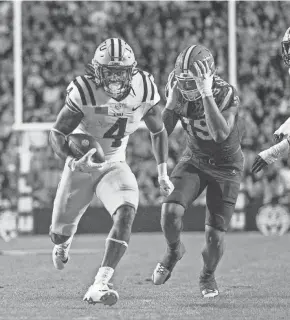  ?? STEPHEN LEW/USA TODAY SPORTS ?? Florida’s T.J. Searcy chases LSU’s John Emery Jr. during Saturday’s game in Baton Rouge, Louisiana.