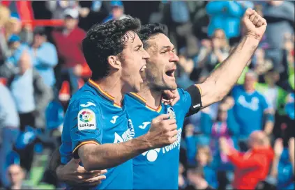  ?? FOTO: EFE ?? Jaime Mata y Jorge Molina, goleadores El Getafe se impuso al Rayo Vallecano y sigue peleando por jugar la Champions League