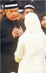  ??  ?? Ahmad Zahid conveying his condolence­s to Sultanah Haminah.