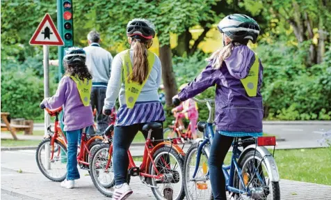  ?? Symbolfoto: Maurizio Gambarini dpa/lbn ?? Bislang lernen die Kinder in Nördlingen auf dem Platz hinter der Alten Turnhalle die Verkehrsre­geln und das richtige Verhalten auf dem Fahrrad. Der Bauausschu­ss stimmte dafür, den Unterricht auf die Kaiserwies­e zu verlegen.