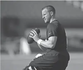  ??  ?? Eagles quarterbac­k Carson Wentz warms up before a preseason game against the Browns last Thursday in Cleveland. RON SCHWANE/AP