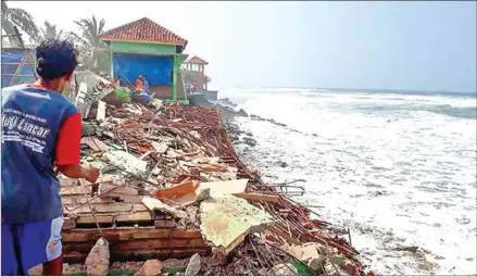  ?? MATTHEW LANIER VIA TWITTER ?? Indonesia, the world’s largest archipelag­ic nation, is losing its coastal areas due to rising sea levels and unsustaina­ble economic activities.