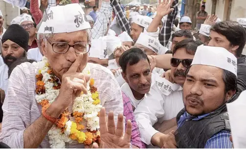  ??  ?? PARVEEN NEGI AAP CANDIDATE RAJMOHAN GANDHI ON THE CAMPAIGN TRAIL IN EAST DELHI