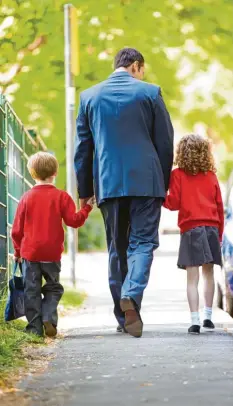  ?? Foto: Monkey Business, stock.adobe.com ?? Eltern sollten den Schulweg rechtzeiti­g mit ihren Kindern üben. Dabei sollten sie den sicheren statt den kürzesten Weg wählen.