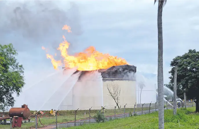  ??  ?? Hasta el cierre de esta edición seguían sin poder apagar el fuego del tanque y solo lo enfriaban para evitar que la estructura colapse. Recién hoy lo extinguirí­an totalmente, según informaron.