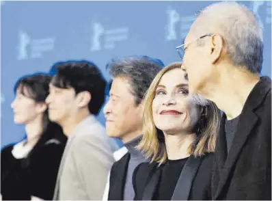  ?? Odd Andersen / AFP ?? Isabelle Huppert sonríe al director Hong Sang-soo en la presentaci­ón de ‘A Traveler’s Needs’, ayer en Berlín.