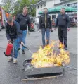  ?? FOTO: BURGHART ?? Am Feuerlösch­trainer wurden Kleinbränd­e simuliert.