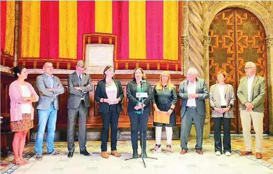 ?? EUROPA PRESS ?? Los grupos de Junts, ERC y BComú en Barcelona reciben a la exconcejal Itziar González y a la funcionari­a municipal Lourdes Conesa