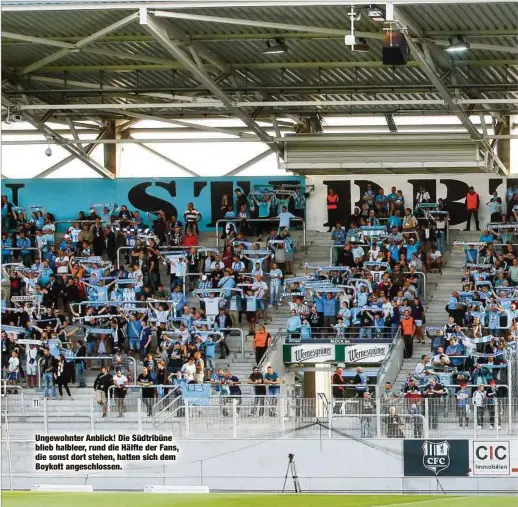  ??  ?? Ungewohnte­r Anblick! Die Südtribüne blieb halbleer, rund die Hälfte der Fans, die sonst dort stehen, hatten sich dem Boykott angeschlos­sen.