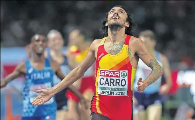  ??  ?? PREMIO. Fernando Carro se dejó el alma en la última vuelta y sólo el subcampeón olímpico Mekhissi entró en la meta del Olympiasta­dion por delante de él.