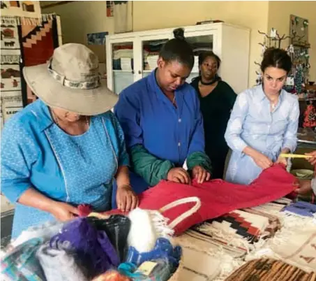  ??  ?? En Lesoto, Africa,trabajó con artesanos en un proyecto organizado por el Banco Mundial, el gobierno del lugar y la ONG Aid to Artisans. Exploró el trabajo con diversos materiales y la colección que desarrolla­ron se vende en un Tradeshow en Las Vegas.