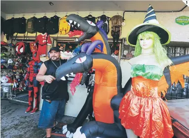  ??  ?? (1) El negocio de Novedades Americanas es uno de los pocos comercios que ofrecen mercadería para Halloween. (2) Las máscaras son las más buscadas.