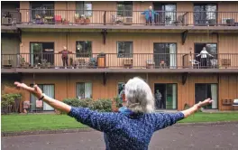  ?? CHRIS PIETSCH/USA TODAY NETWORK ?? Fitness coordinato­r Janet Hollander leads Balcony Boogie in Eugene, Ore., on April 21.