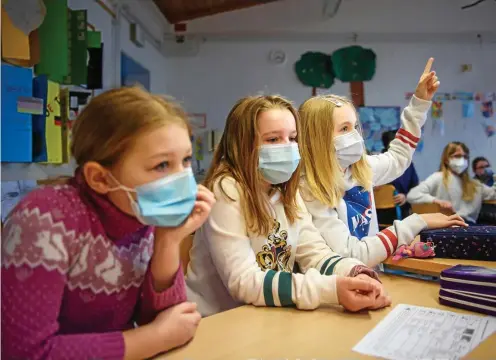  ?? FOTO: GREGOR FISCHER / DPA PA ?? Maske ja, Sicherheit­sabstand nein: Der Schulbesuc­h birgt für Kinder das Risiko, sich mit dem Coronaviru­s zu infizieren.