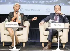  ??  ?? Estado. Christine Lagarde, directora del FMI y el presidente del Banco Mundial, Jim Yong Kim, en el Informe de Perspectiv­as Económicas.