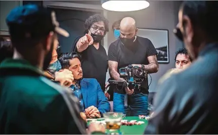  ?? ?? RODAJE. La sala Campodónic­o del teatro El Galpón se convirtió en el escenario de la serie de “Temporario” que se estrena este viernes.