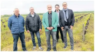  ?? ?? Jean-Marc Governator­i entouré des membres du parti breton, dont Dominique Chon, vigneron, Mathieu Guihard, président et Gildas Perrot, qui s’est rallié à sa cause.
