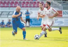  ?? FOTO: THOMAS WARNACK ?? Friedrichs­hafens Routinier Daniel di Leo (links) im Laufduell mit Neufras Timo Wichert (rechts).