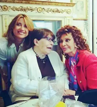  ??  ?? Il ricordo Stefania Bonfadelli (a sinistra) con Franca Valeri e Sofia Loren