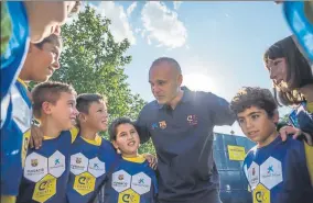  ??  ?? apadrinó la inauguraci­ón de un Cruyff Court en Fuentealbi­lla, el quinto que llega como fruto del acuerdo entre las Fundacione­s del Barça, Cruyff y La Caixa