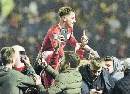  ?? FOTO: EFEE ?? El Bristol celebró con toda su afición el pase a las semifinale­s de la Copa de la Liga inglesa