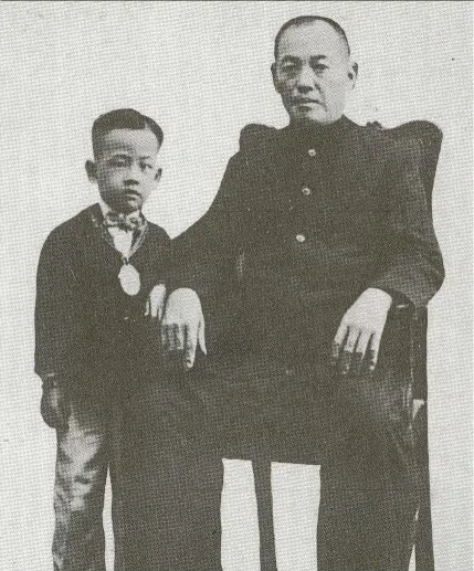  ??  ?? chor ee and his only son with cheng Kin, Hock Hoe. chor ee would have been in his early 50s in the late 1910s in this image. — Photos from The King’s Chinese: From Barber To Banker, The Story Of Yeap Chor Ee And