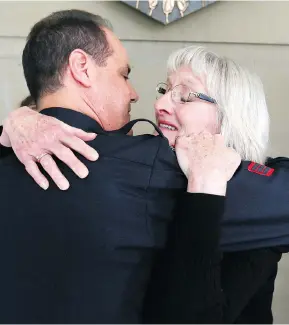  ?? DARREN MAKOWICHUK / POSTMEDIA NETWORK FILES ?? Peggy Mitchell gives Calgary Police Sgt. John Hebert a hug after the verdict of manslaught­er against Allan Shyback in the death of her daughter Lisa Mitchell.