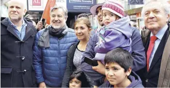  ?? FOTO: COMANDO GUILLIER ?? ►► Guillier recorrió ayer la ciudad de Talca junto al presidente del PS, Alvaro Elizalde, quien busca ser candidato a senador por la zona.