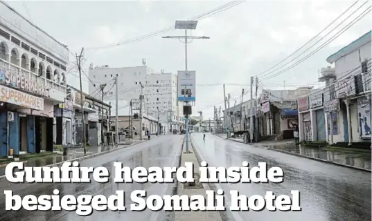  ?? /FEISAL OMAR / REUTERS ?? A deserted stretch along the Maka al-Mukarama street after an attack on the Villa Rose hotel by al Qaeda-linked al Shabaab Islamist militants, in Mogadishu, Somalia.