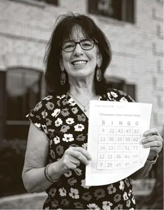  ?? Yi-Chin Lee / Staff photograph­er ?? Congregati­on Shaar Hashalom organizer Sandy Ostrosky delivers a bingo prize in Clear Lake.